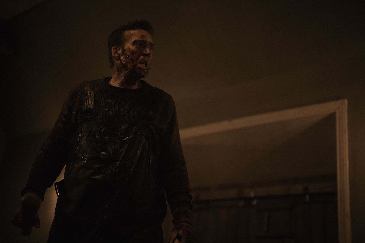 Paul (Nicolas Cage) står i ett mörkt rum och ser dyster ut på arkadiska
