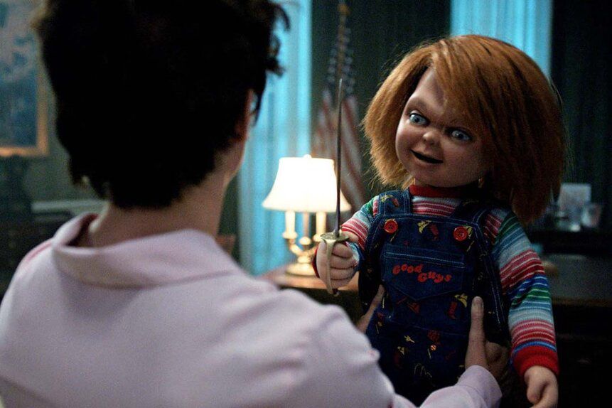 Chucky håller ett litet svärd i Oval Office
