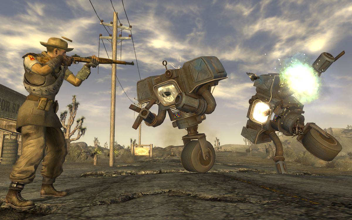 En spelare i Fallout: New Vegas konfronterar två säkerhetsbilar, skrymmande robotar med gripande händer som balanserar på ett hjul, med ett gevär.