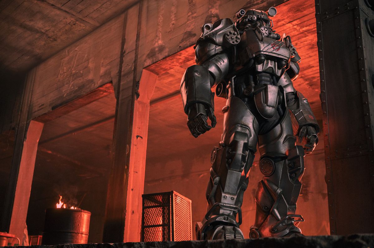 Brotherhood Power Armor står på en avsats i en stillbild från Fallout
