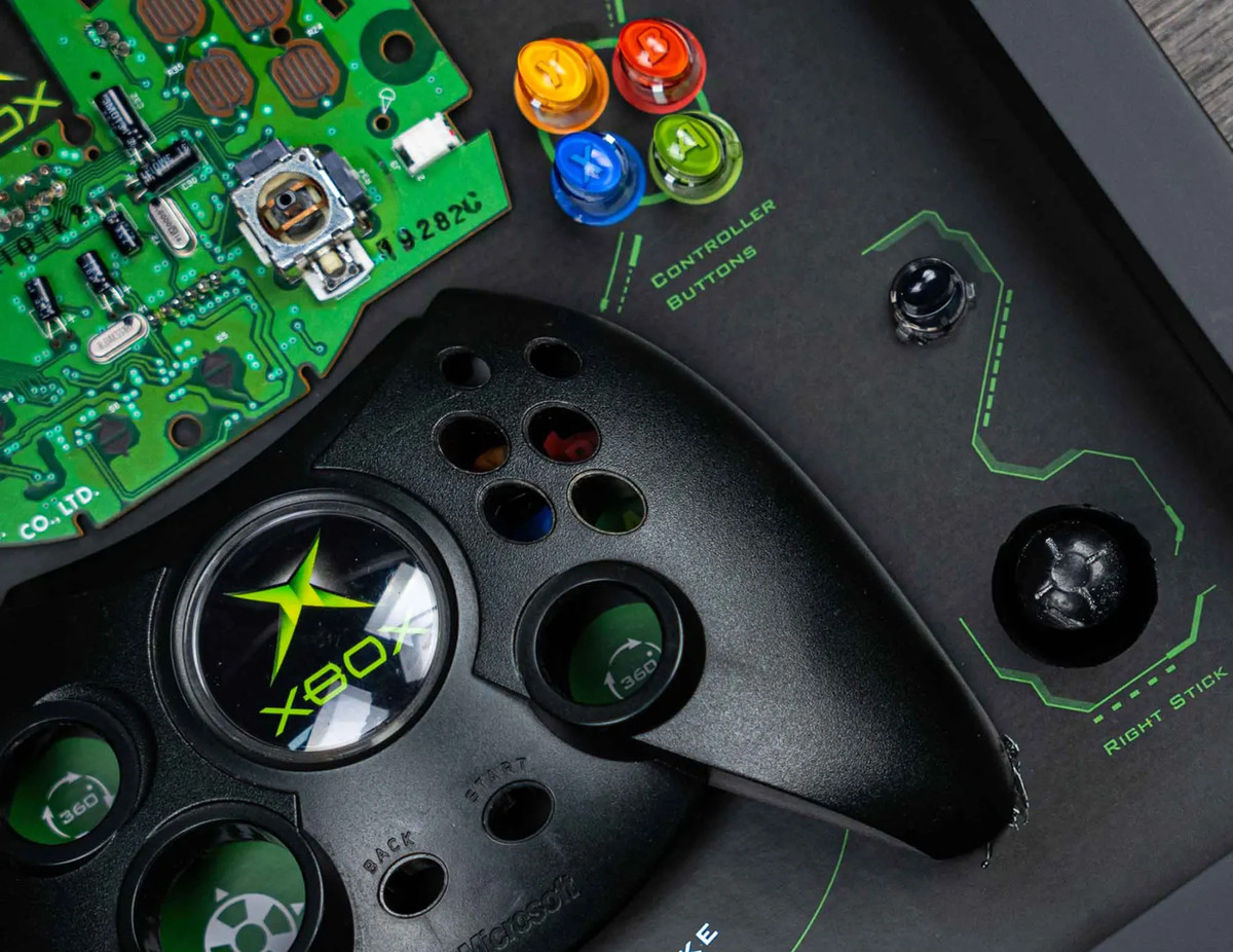 en närbild av Xbox Duke-kontrollerns shadowbox från Grid