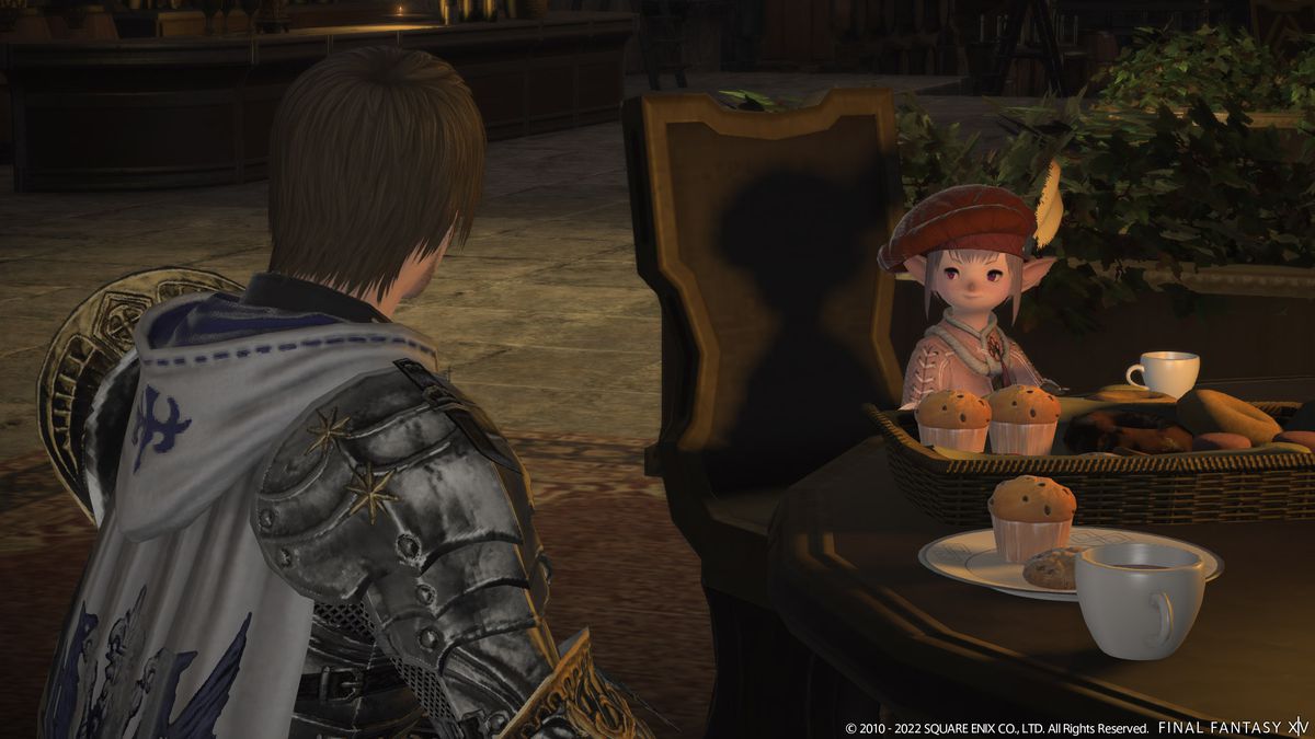 Tataru sitter vid ett bord och tittar på FFXIV Warrior of Light