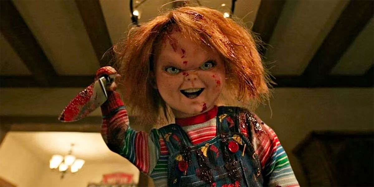 Chucky håller upp en blodig kniv redo att sticka någon i en stillbild från säsong 3 av Chucky