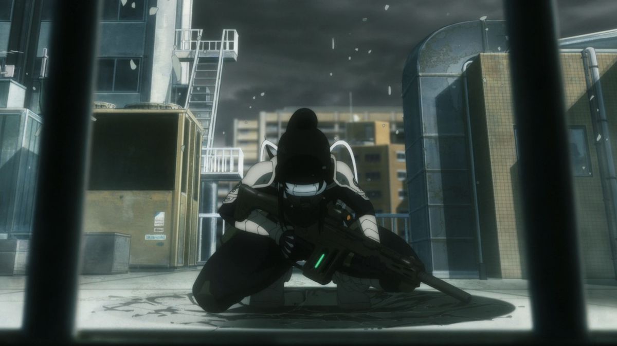 En svarthårig animekvinna i svart kostym som håller i ett gevär landar på taket av en byggnad, en nedslagskrater omger henne synligt i Kaiju nr 8.