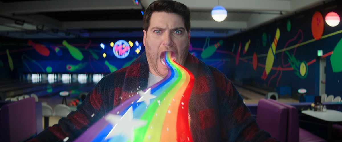 Adam Pally bargar en regnbåge i stjärnor medan han är i en bowlinghall i Knuckles-showen