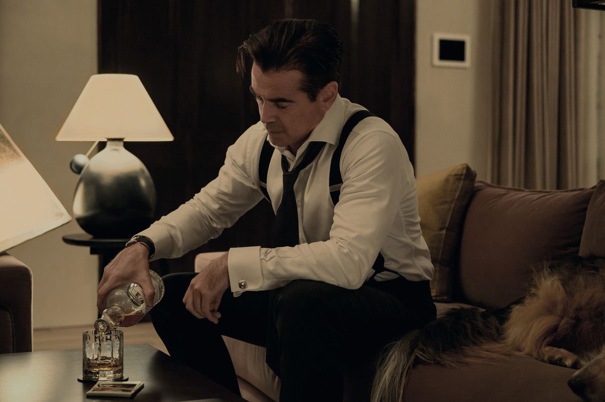 Colin Farrell häller upp ett glas scotch i hängslen med sin slips lossad i Apple TV Plus-programmet Sugar
