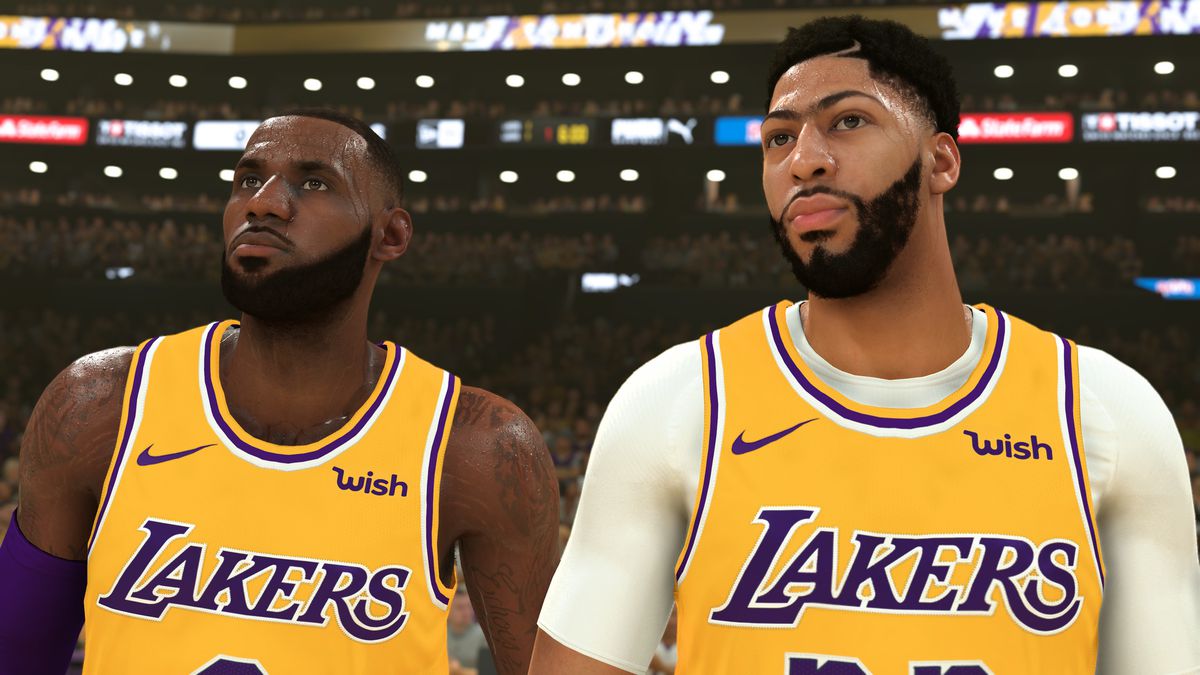 LeBron James och Anthony Davis står bredvid varandra, svettiga, medan de bär Lakers-tröjor.