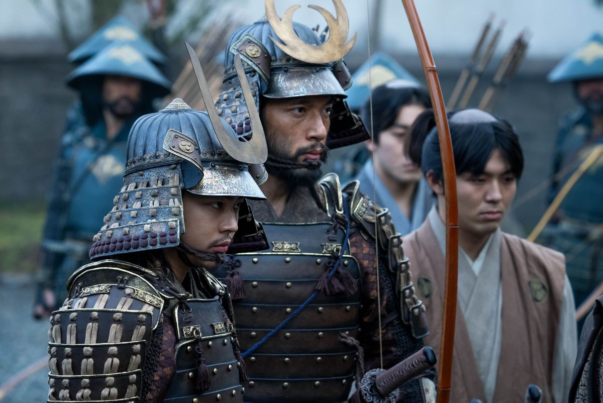 Yuki Kura som Yoshii Nagakado, Shinnosuke Abe som Buntaro står bredvid varandra i samurajrustning i Shogun