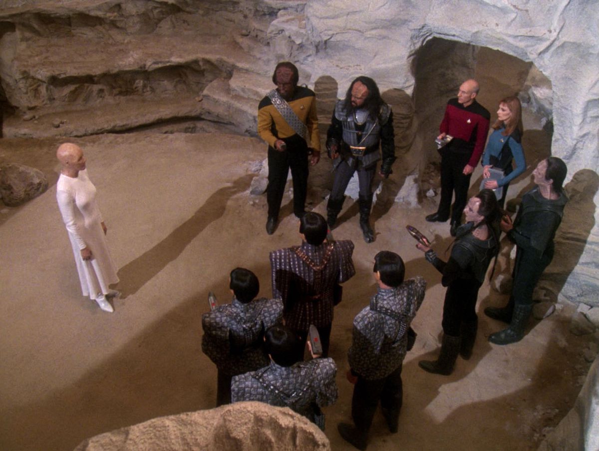 Progenitor-hologrammet dyker upp inför en grupp Romulan-, Klingon-, Cardassian- och Starfleet-kaptener och besättningsmedlemmar i Star Trek: The Next Generation.