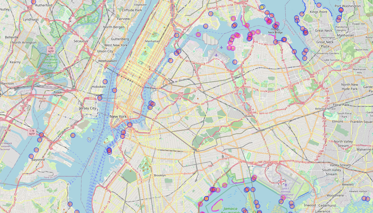 En karta över New York City och de omgivande områdena med röda cirklar spräckliga över det hela.