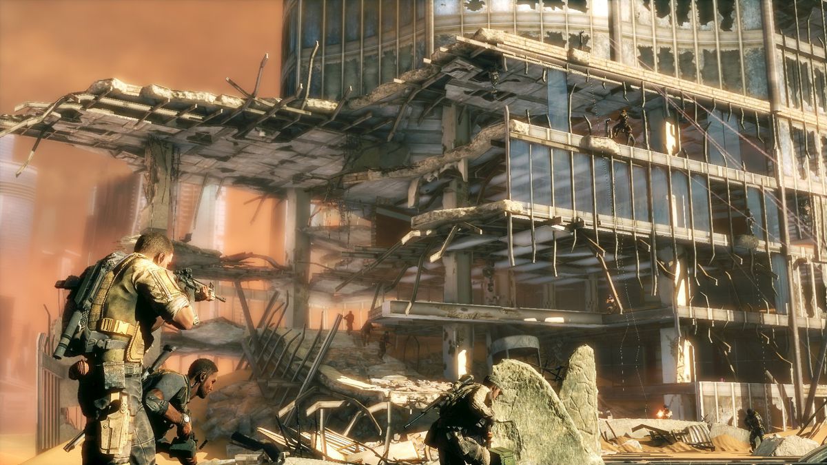 Soldater närmar sig en utbombad byggnad i öknen i en skärmdump från Spec Ops: The Line