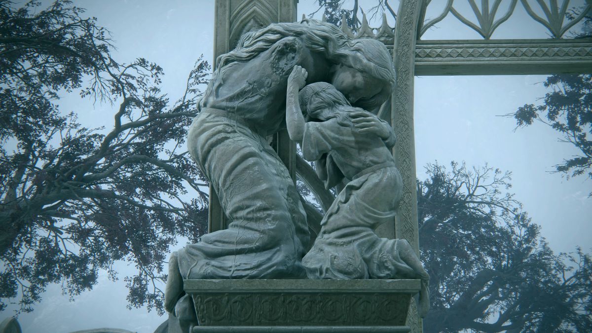 En stenstaty som föreställer den rötskadade Malenia som omfamnar sin bror Miquella vid ingången till Haligtree Promenade i Elden Ring