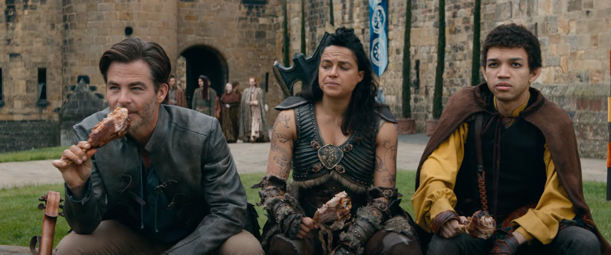 Chris Pine, Michelle Rodriguez och Justice Smith sitter och äter kalkonben i Dungeons & Dragons: Honor Among Thieves