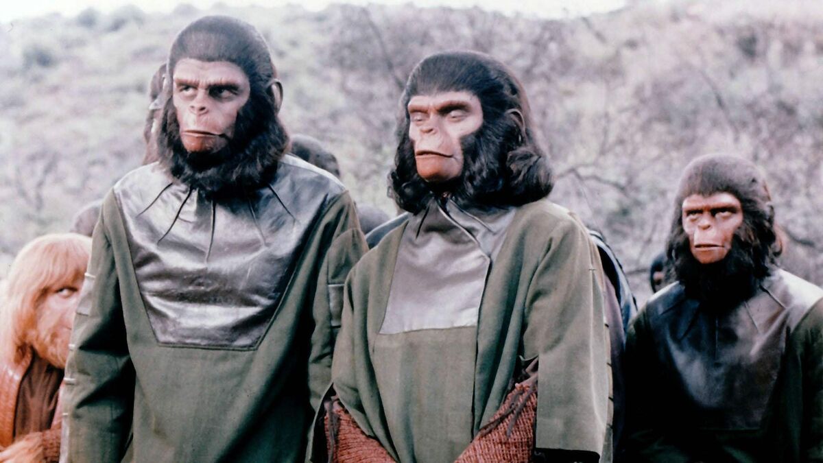 En grupp apor i futuristiska kläder ser strängt ut i Battle for the Planet of the Apes.