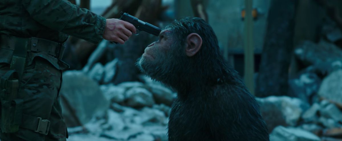Apen Caesar (Andy Serkis) med en pistol mot huvudet i 2017 års War for the Planet of the Apes