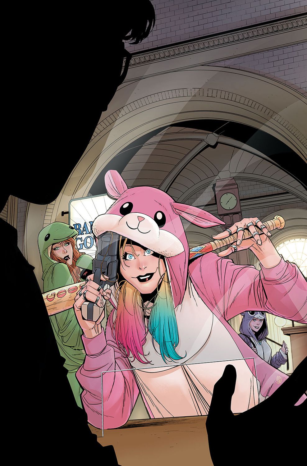 Harley Quinn, klädd i en rosa hamstertröja, lutar sig leende mot en kassadisk och håller ett basebollträ i ena handen och en pistol i den andra.  Bakom henne kan Poison Ivy och Catwoman ses i sina egna gröna och lila kläder.