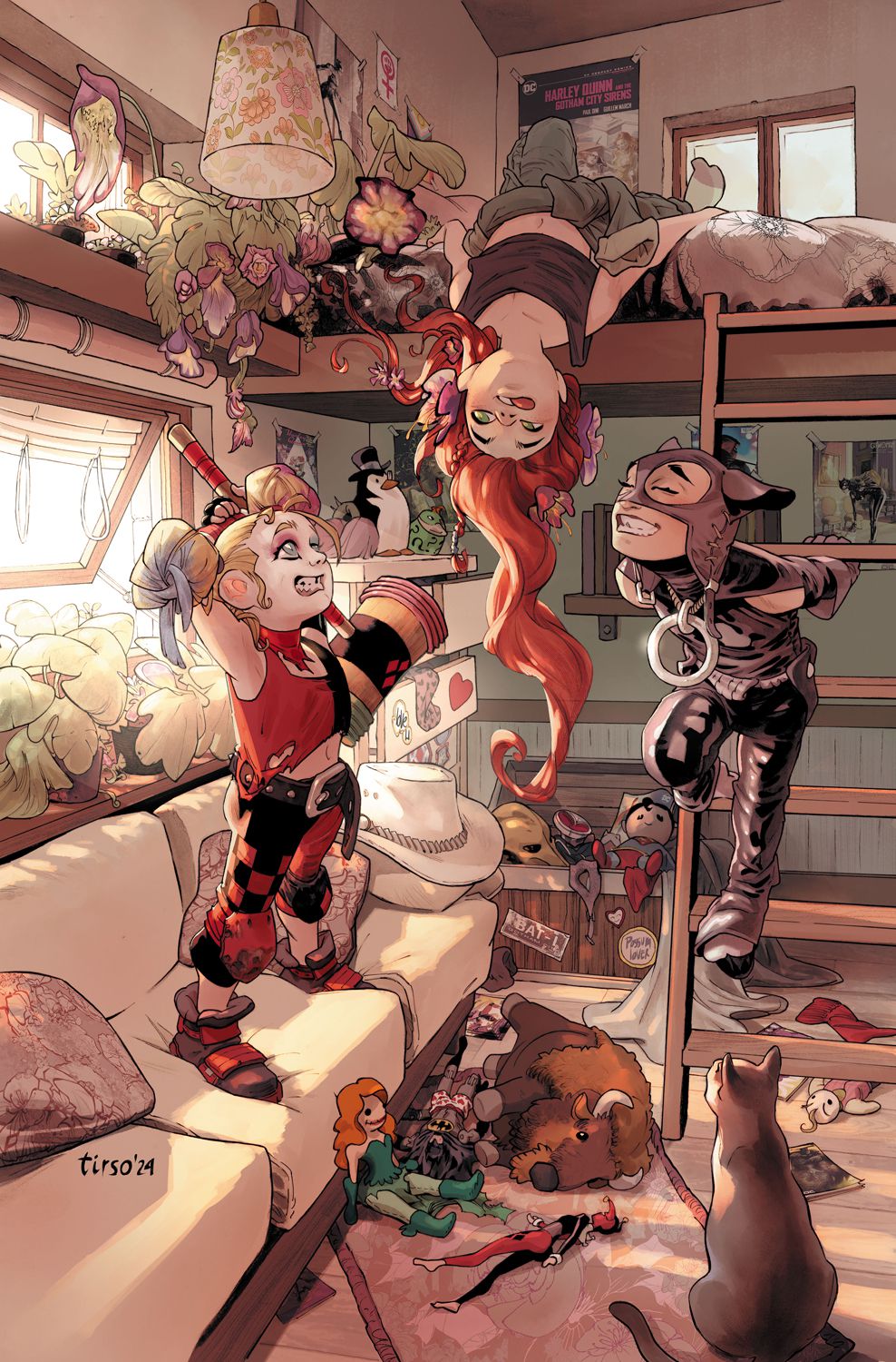Föreställningar om Harley Quinn, Poison Ivy och Catwoman som barn busar runt i ett stökigt sovrum med en våningssäng och soffa på ett variantöverdrag till Gotham City Sirens.
