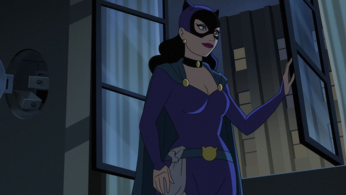 Catwoman står framför ett öppet fönster på natten i en look som påminner om hennes tidigaste serieframträdanden, med en cape och krage och långt hår som rinner ut bakom hennes mask i den animerade serien Batman: Caped Crusader