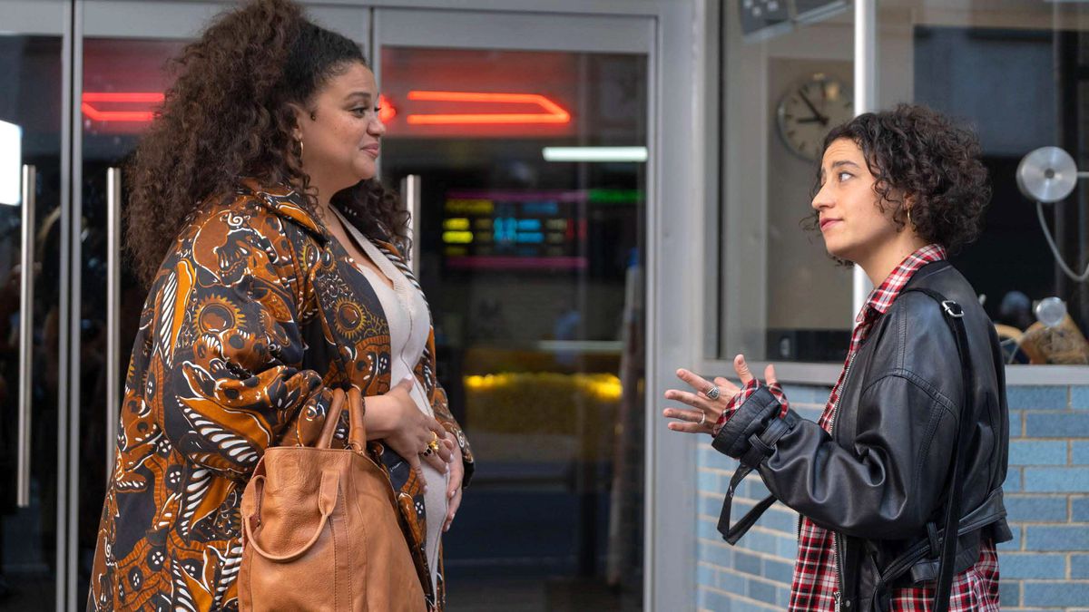 Dawn (Michelle Buteau) och Eden (Ilana Glazer) möts framför en biograf