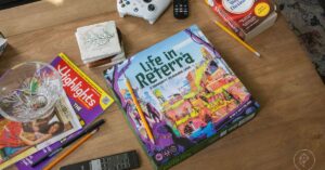 Life in Reterra är det mycket omspelbara brädspelet som nu bor hyresfritt i mitt familjerum