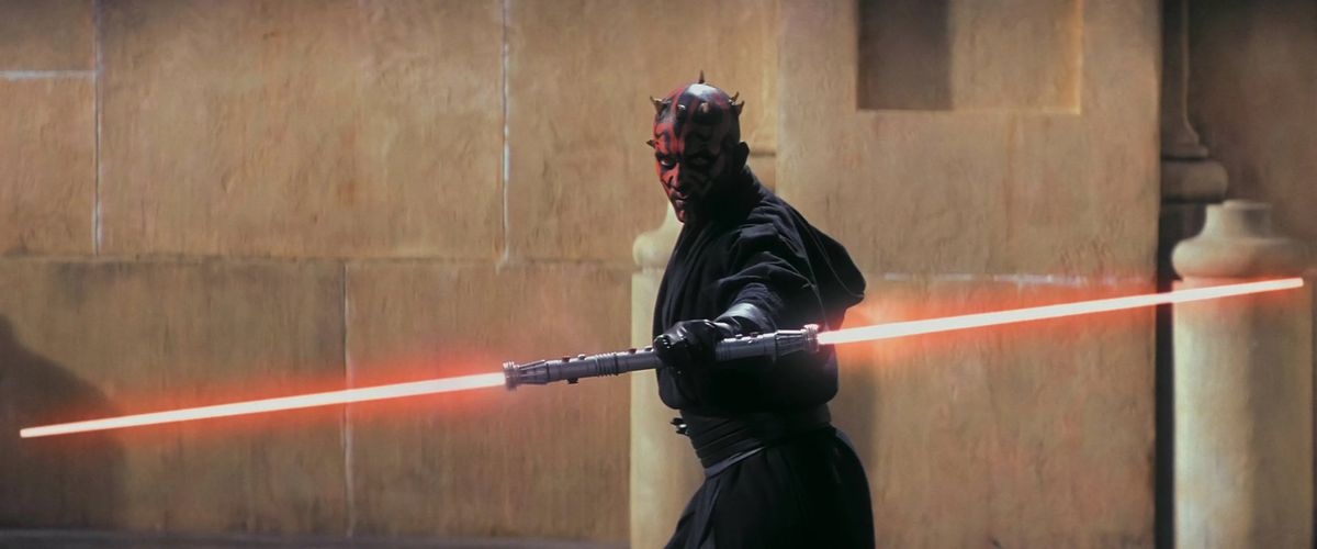 Darth Maul lyser upp sina ljussabel i Star Wars: The Phantom Menace