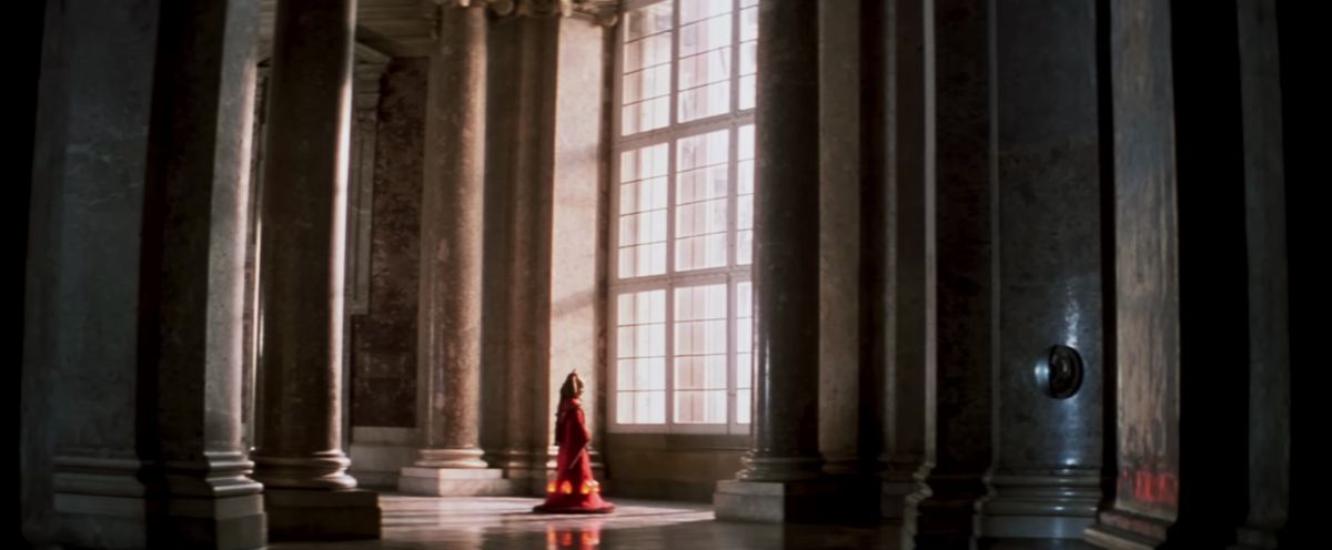Padme i sina kungliga kläder tittar ut genom ett gigantiskt fönster i hennes Naboo-palats i Star Wars: The Phantom Menace