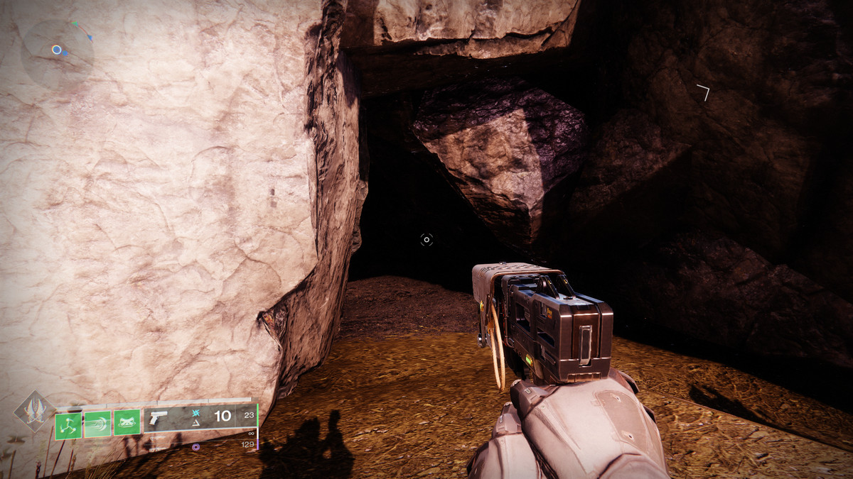 En Guardian beger sig in i en djup grotta i Dreaming City i Destiny 2