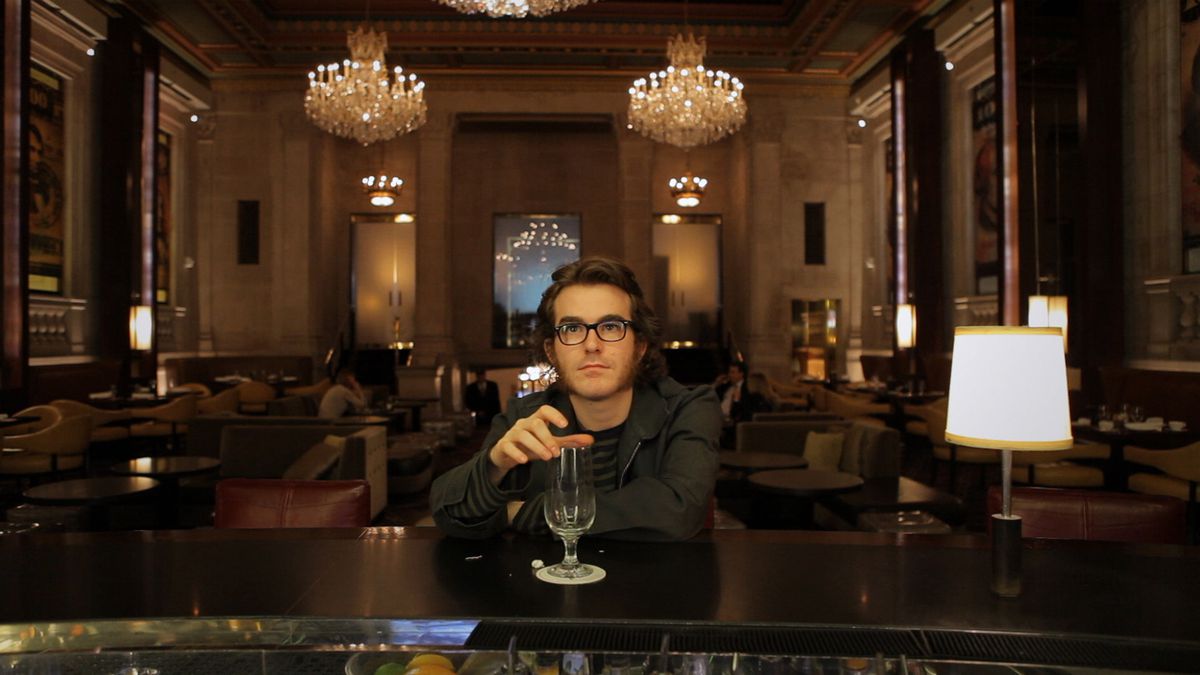 Phil Fish, med hipsterglas och fårkotletter, tar en drink i en snygg hotellbar