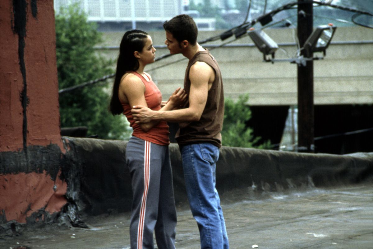 Michelle Rodriguez och Santiago Douglas omfamnas i en scen i Girlfight