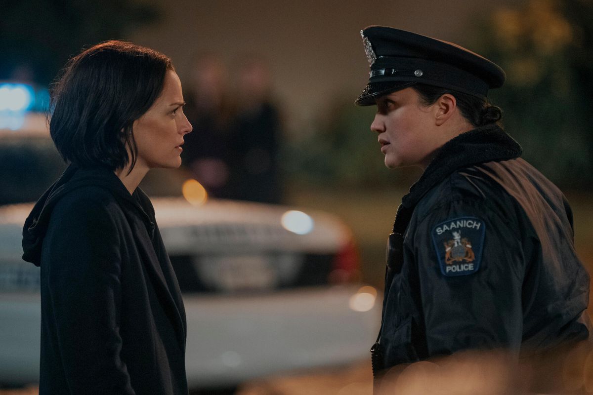 Lily Gladstone och Riley Keough i en stillbild från Under the Bridge 