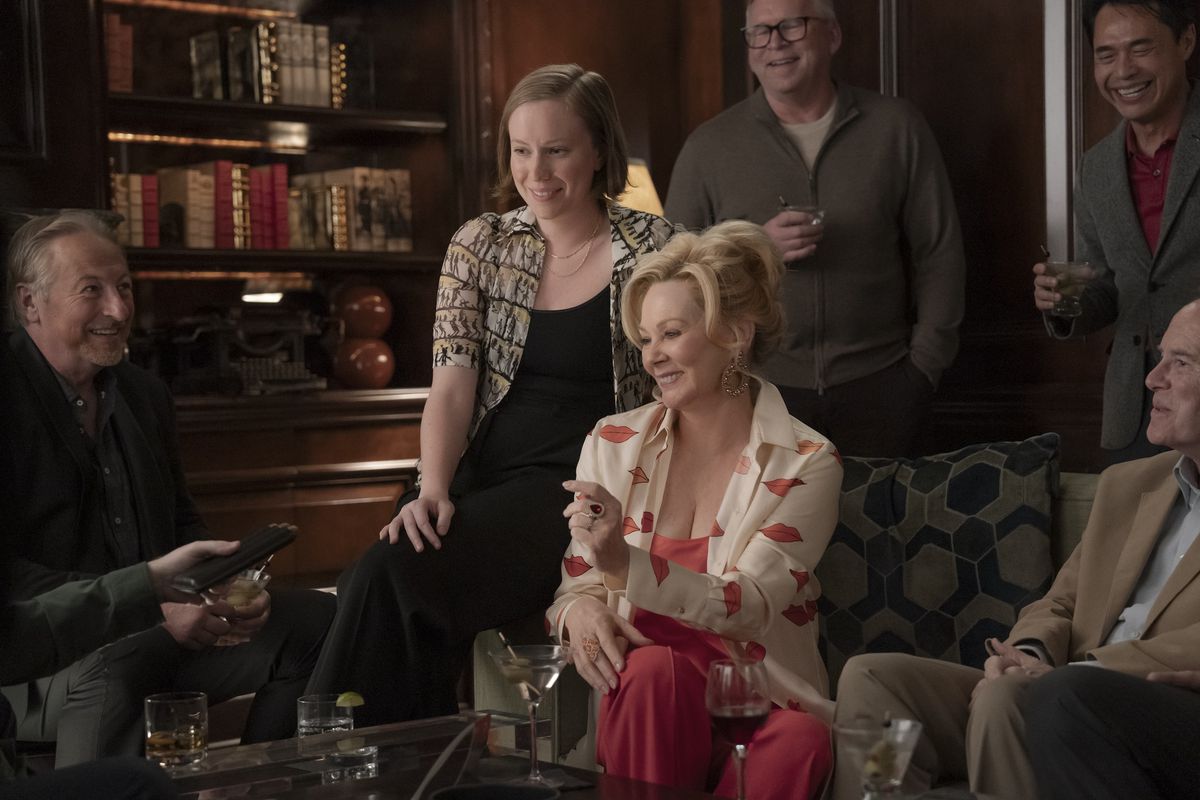 Deborah (Jean Smart) sitter och ler med Ava (Hannah Einbinder) på sin stol i en stillbild från Hacks