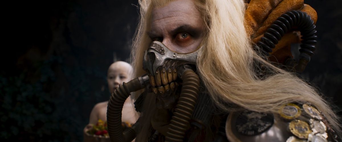 En närbild av Immortan Joe (Lachy Hulme), i dödskallemönstrad andningsmask, i George Millers Furiosa