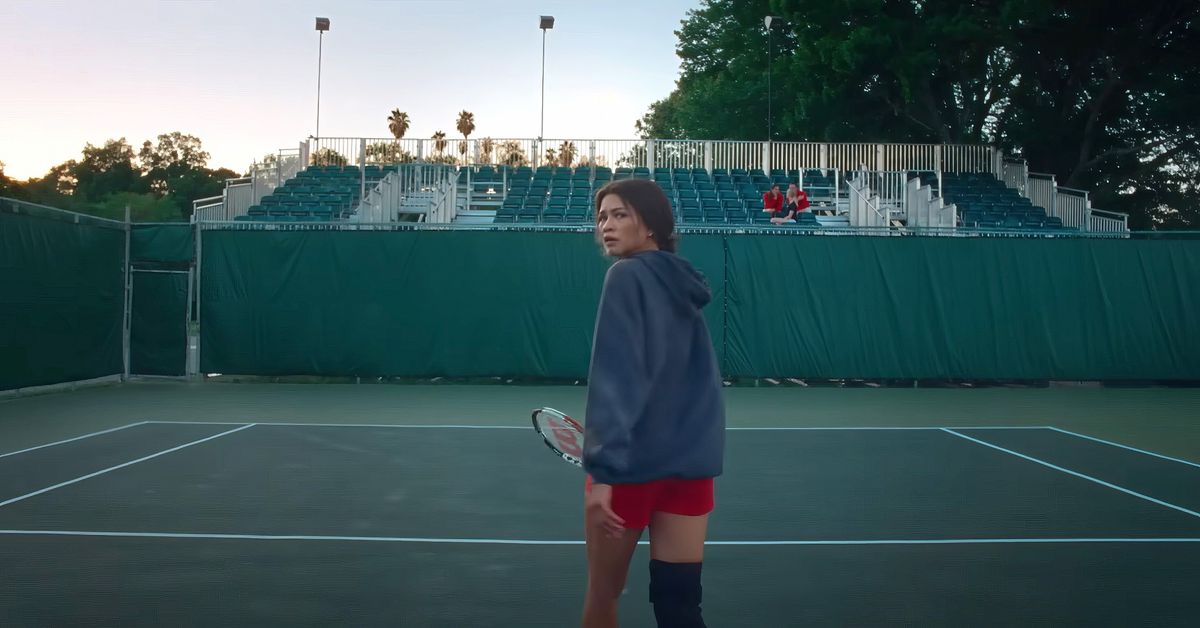 Zendaya går bort från kameran på en tennisbana i Challengers