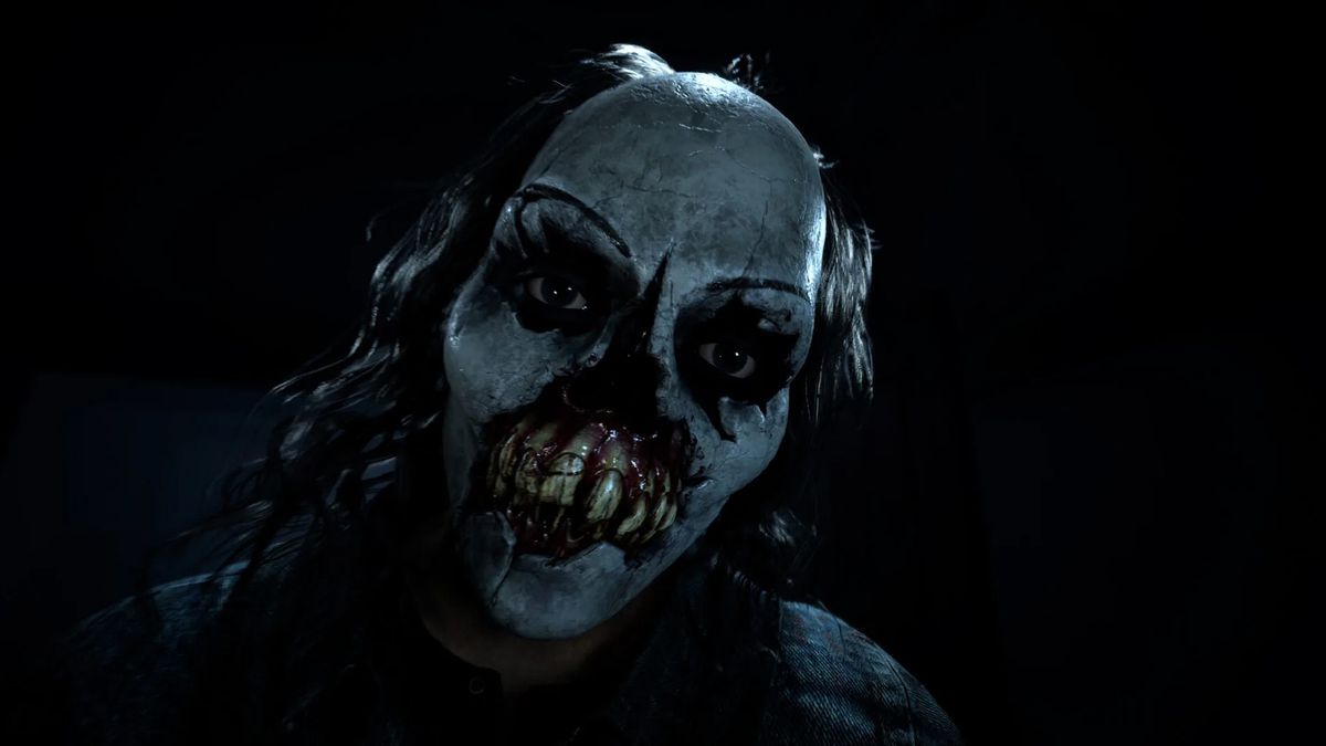 En närbild av den maskerade mördaren från Until Dawn i en mörk miljö