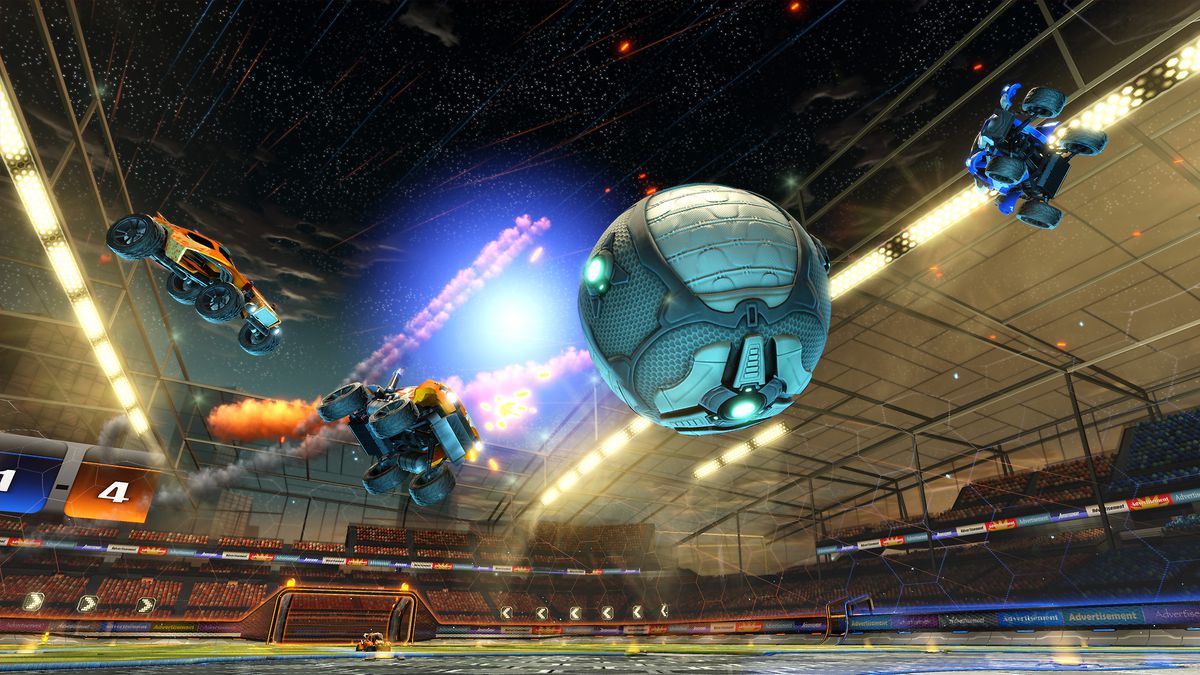 Orange och blå bilar glider in i himlen för att jaga en boll i Rocket League