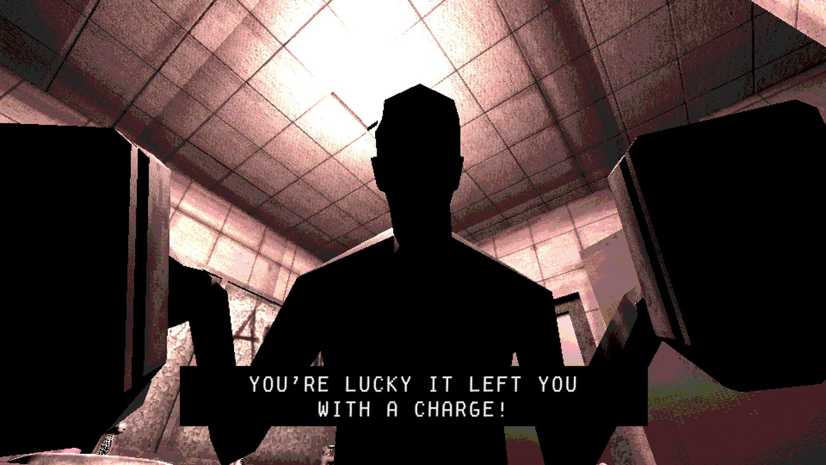 En läkare, kastad i skugga, håller två chockpaddlar ovanför spelarens synvinkel i Buckshot Roulette.  Scenen utspelar sig i ett dunkelt, otäckt badrum.  Text indikerar att läkaren säger 