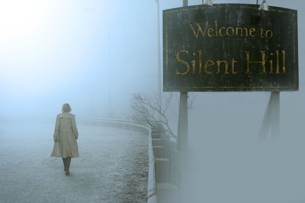 En stillbild från filmen Silent Hill som visar skylten 