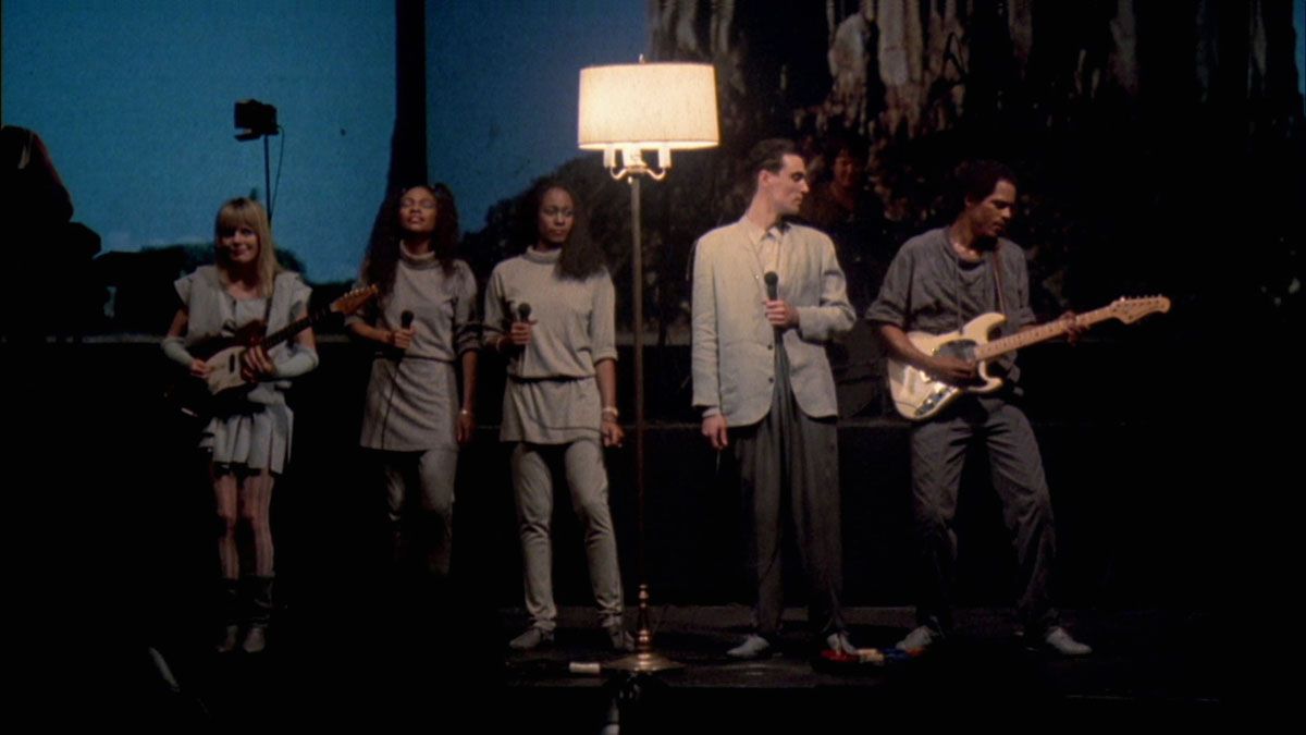 David Byrne uppträder tillsammans med Talking Heads i Stop Making Sense