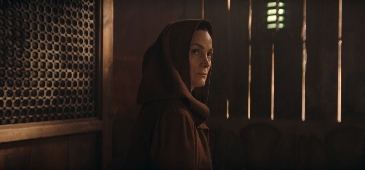 Carrie-Anne Moss som Jedi Master Indara i The Acolyte.