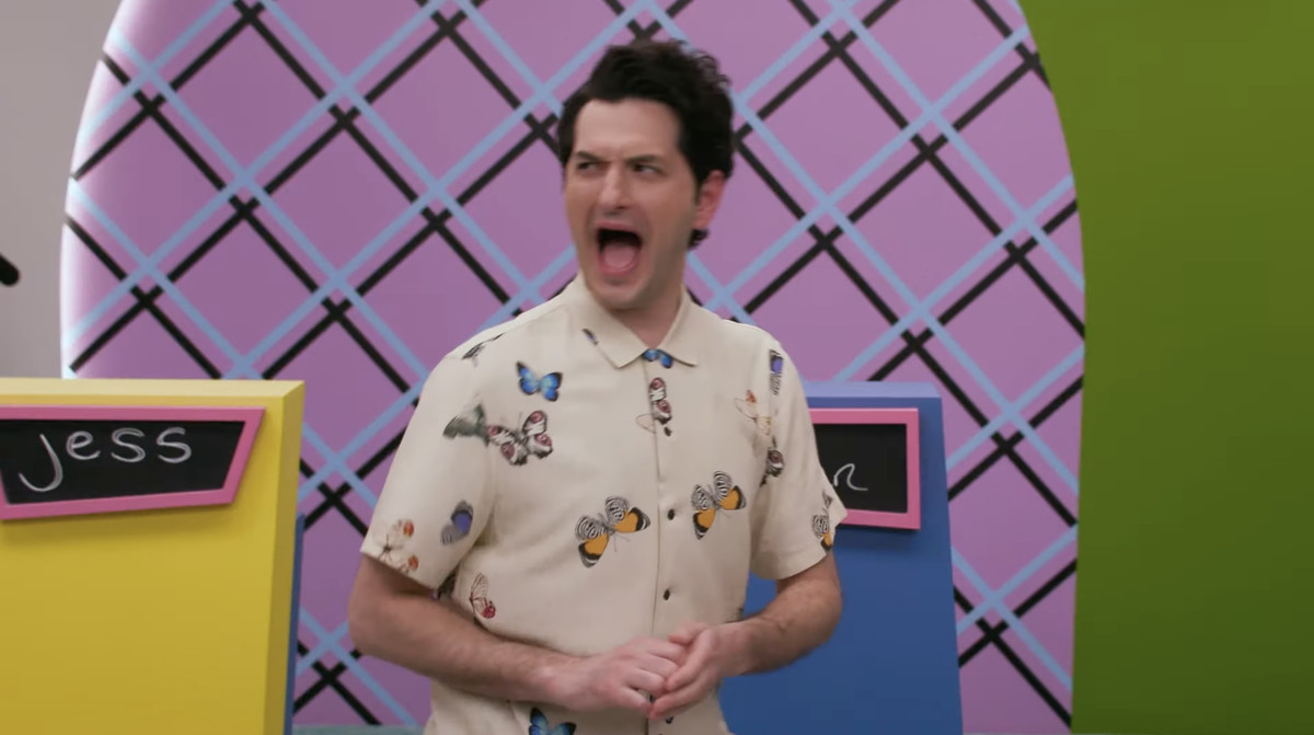 Ben Schwartz skriker på Make Some Noise-setet.