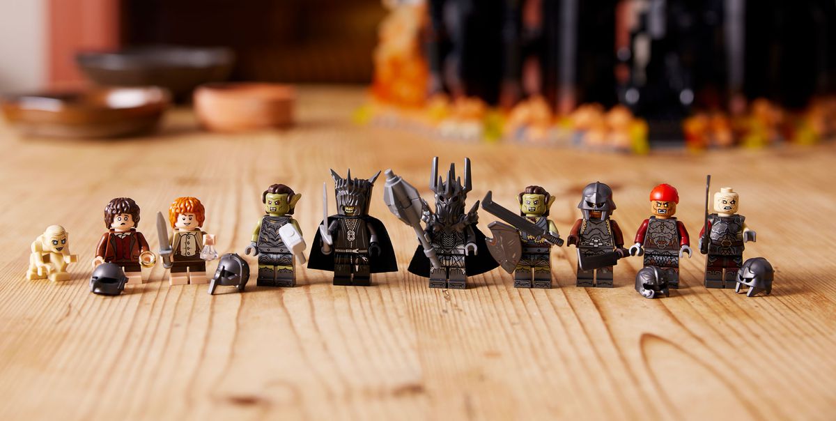 En rad Lego-minifigurer från Sagan om ringen, inklusive Gollum, Frodo, Sam, Sauron och olika orcher