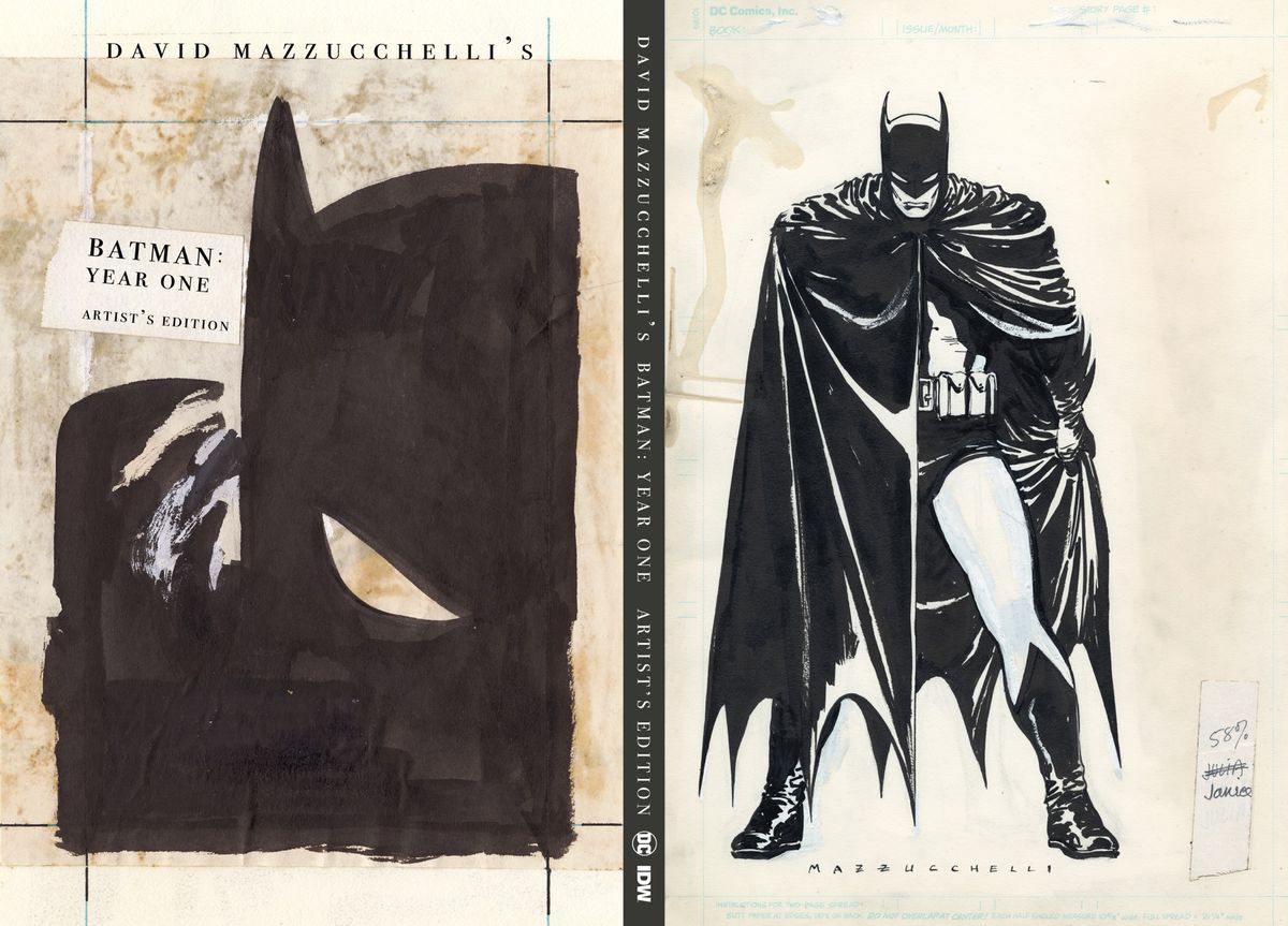 Framsidan och baksidan av David Mazzucchellis Batman Year One Artist's Edition, med teckningar av Batman med bläck på repigt vitt papper.  På den främre omslaget, en helkroppsbild av batman med sin cape som täcker den högra halvan av hans kropp, på baksidan, en stängning på Batmans ansikte och axel, med det trekantiga ögat på hans mask i vitt.