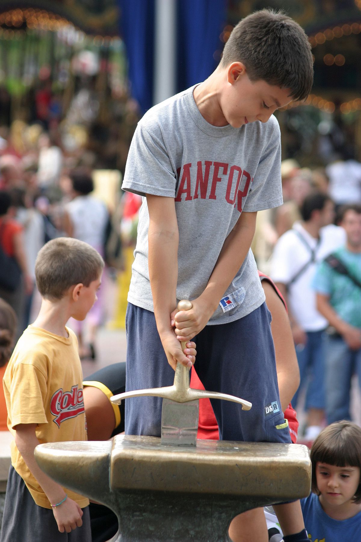 FRANKRIKE – AUGUSTI 03: En ung besökare försöker ta bort Excalibur på Euro Disney nöjespark nära Paris, Frankrike, tisdagen den 3 augusti 2004. Euro Disney SCA, Europas största operatör av nöjesparker, sa att dess förlust ökade under räkenskapsåret 2004 eftersom företaget spenderade mer på reklam och royaltybetalningar till moderbolaget Walt Disney Co. (GETTY)