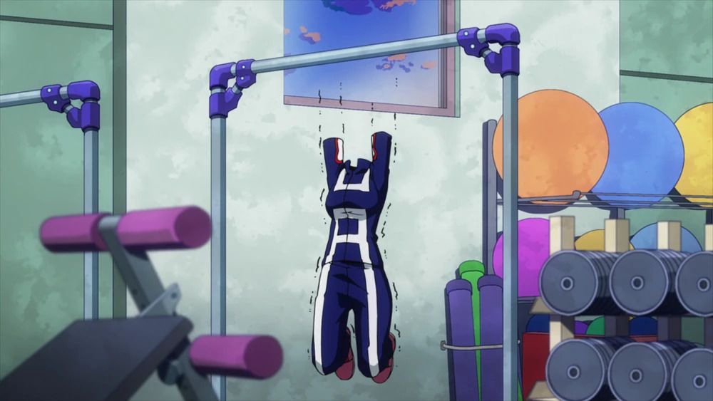 En osynlig person i en blåvit jumpsuit gör pull-ups på ett gym i My Hero Academia.