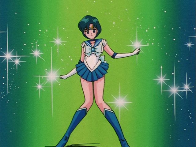 Sailor Mercury poserar dramatiskt framför en grön bakgrund översållad med gnistrande ljus i Sailor Moon.