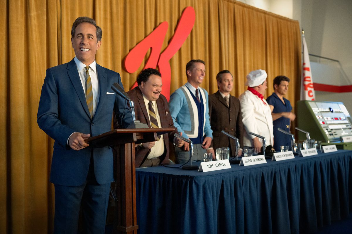 Seinfeld står bakom ett podium framför Kellogg's K tillsammans med en panel av andra personer i Netflix-filmen Unfrosted.