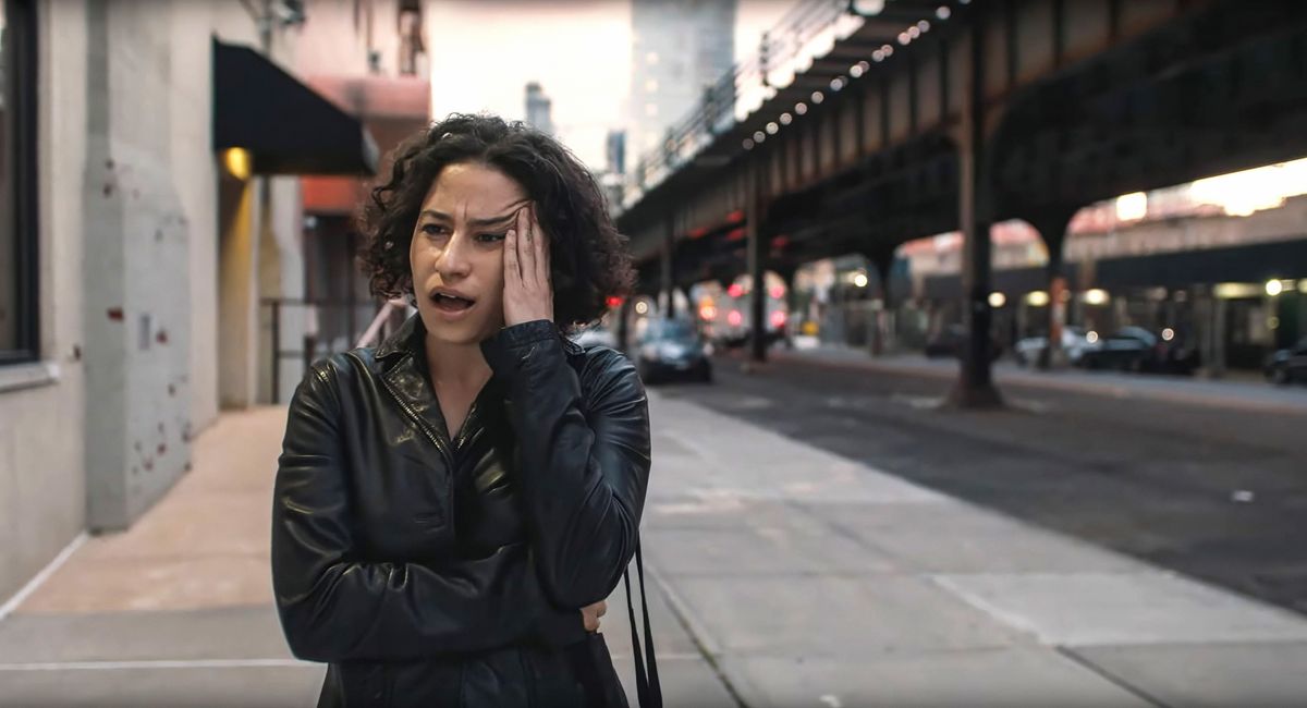 Eden (Ilana Glazer) har ett chockat ögonblick vid tunnelbanan