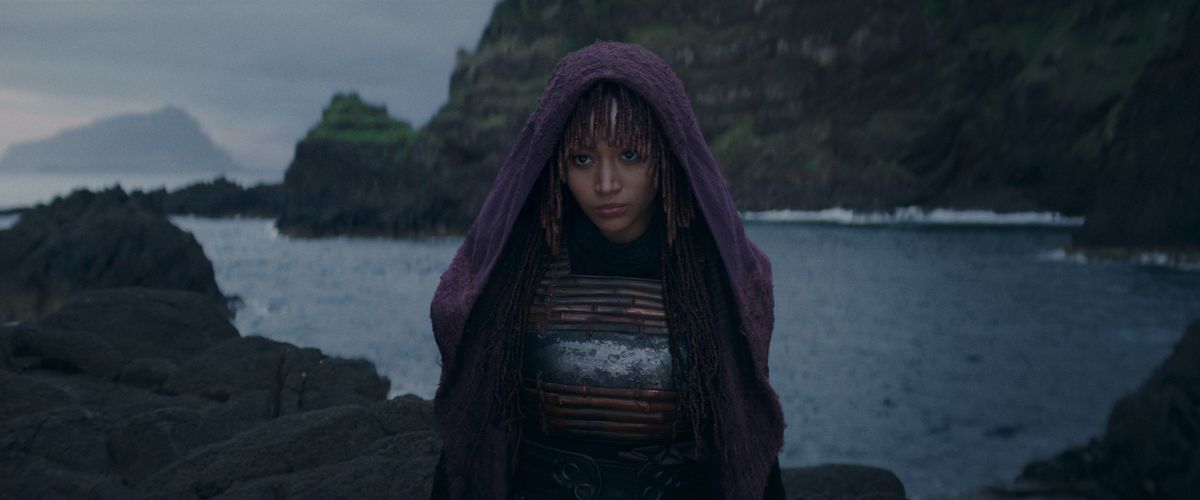 Amandla Stenberg står i kostym i en stillbild från Star Wars: The Acolyte