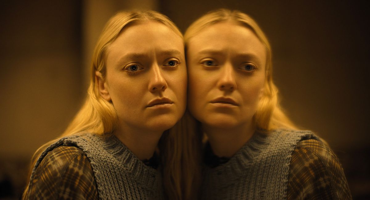 Mina (Dakota Fanning) står med kinden upptryckt mot en spegel i Ishana Night Shyamalans The Watchers