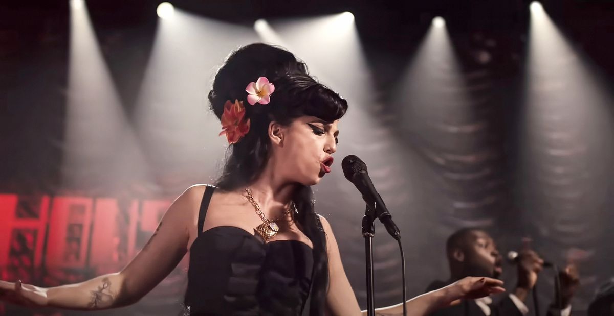 En skådespelerska som spelar Amy Winehouse och uppträder med sin karaktäristiska bikupa-frisyr